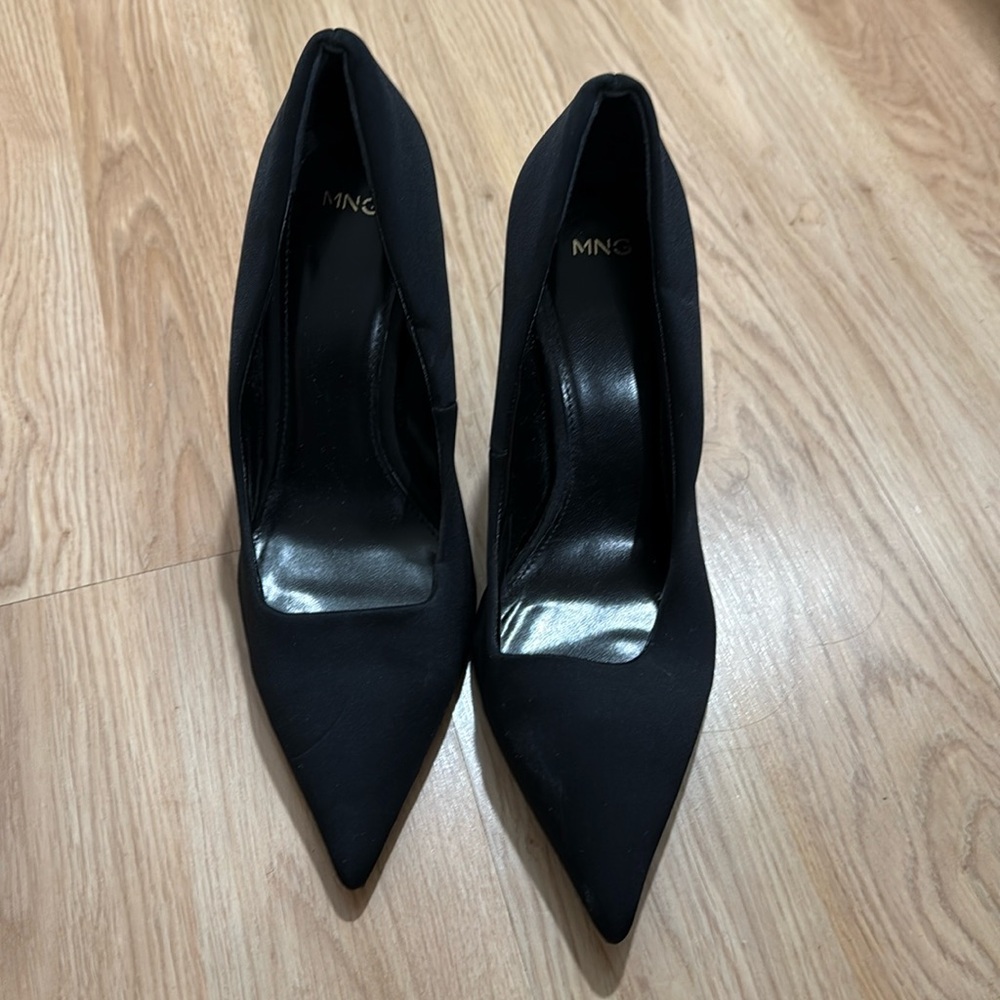 Black Mango Pumps